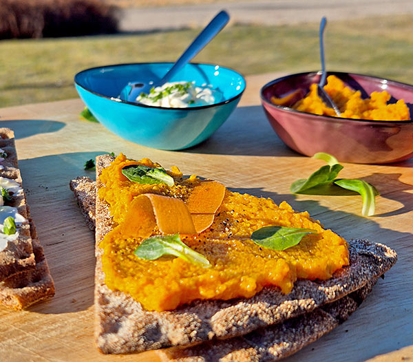 Knäckebröd med morotspread och tunnhyvlad morot