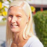 Rebecca Källström, sammankallande, har ljust blont hår och en vit topp på sig