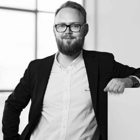 Georg Gezelius, VD för Nordic Substrate Solutions AB på ett svartvitt foto. Han har kavaj, slips och ljus skjorta.