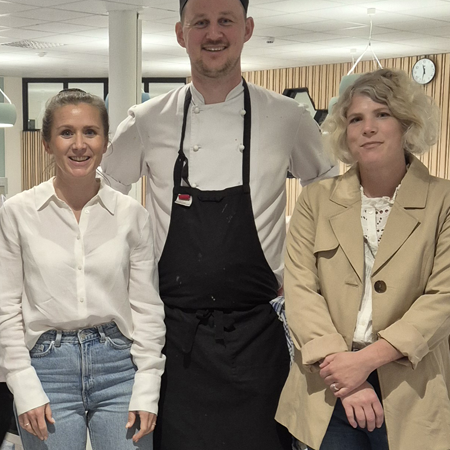 Gruppbild där Frida, Martin och Linnea står bredvid varandra.