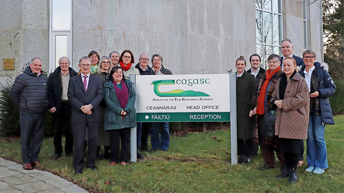 Analysgruppen AKIS på studiebesök på Irland där de alla samlats vid entrén