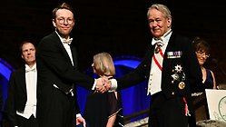 2018 års landsbygdsutvecklare, Simon Jonegård, Bankeryd, tar emot priset av Riksmarskalken Svante Lindqvist.