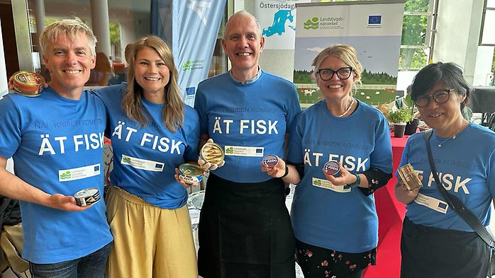 Fyra personer i en samtalspanel på en scen