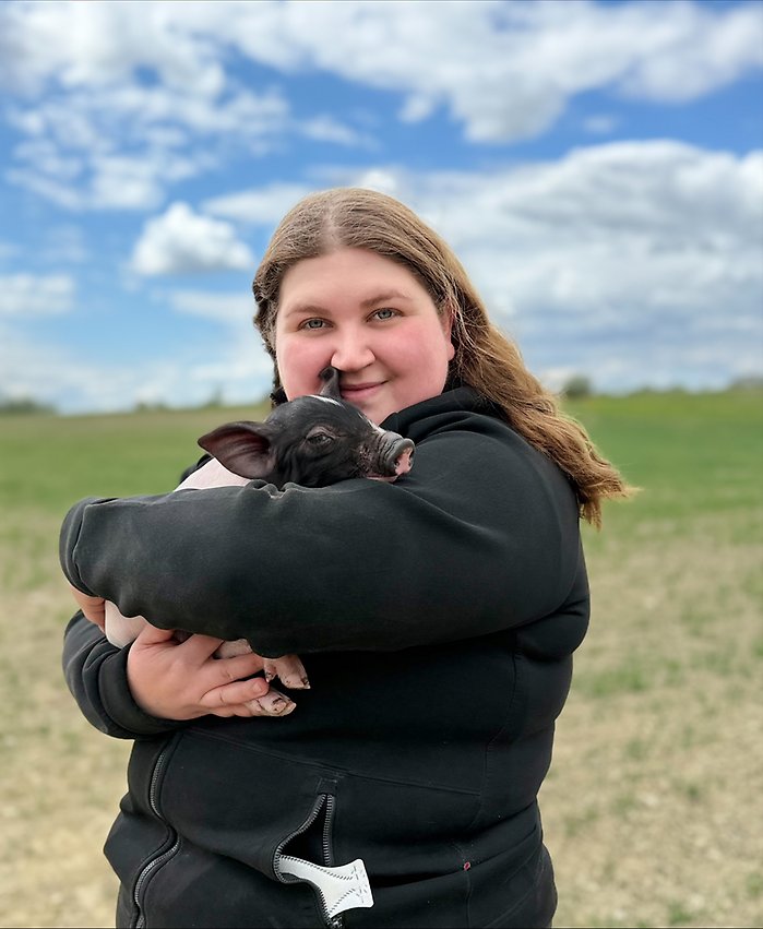 Tova Nilsson med en liten kulting i famnen