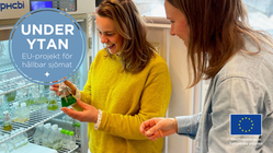 Elin och Malin tittar på ett vattenprov i en flaska. Loggan för artikelserien i hörnet av bilden.