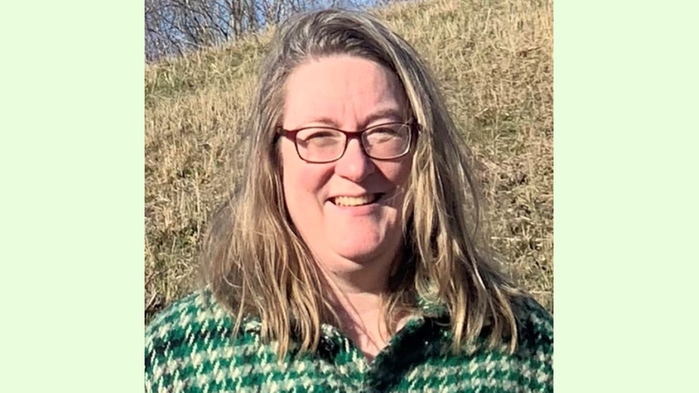 Marianne Ekberg från Naturvårdsverket står i en grönrutig skjorta i solskenet