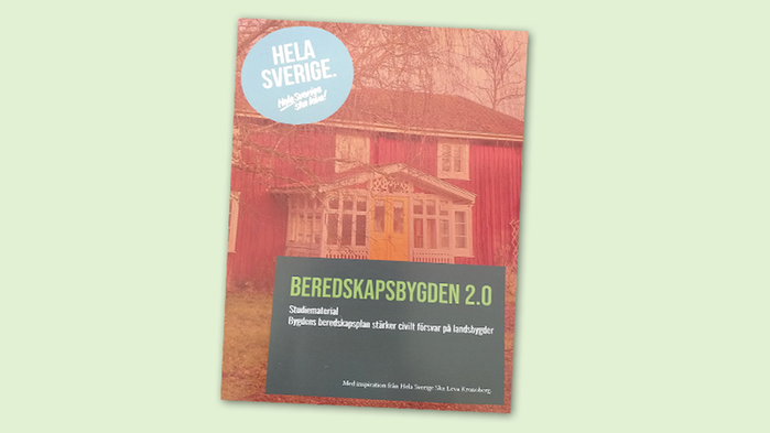 Bild på bokomslag med röd stuga på.