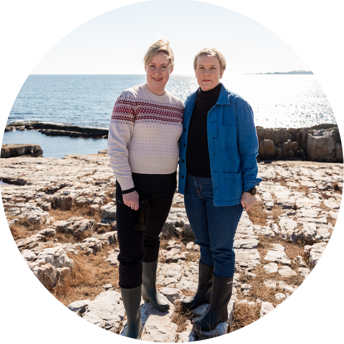 Två kvinnor vid havet.