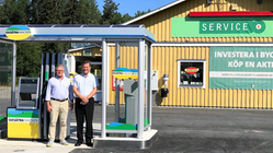 Thord Hägg och Niklas Axén från Bygdeägt AB framför den nybyggda tankstationen vid affären.