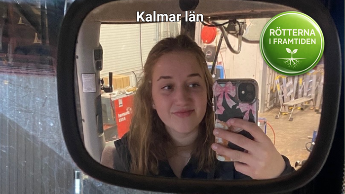 Adhelia Karlsson i sin traktor