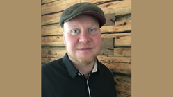Henrik Lander driver Lönngården utanför Molkom och är ordförande i Sveriges Nötköttsproducenter. På bilden har han keps, svart skjorta och kort skägg.