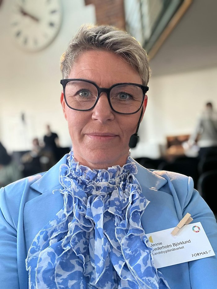 Jennie Cederholm Björklund i blå blus och kavaj