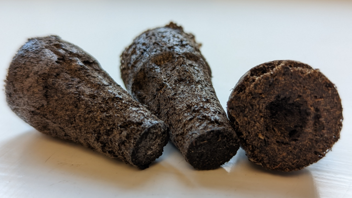Odlingssubstratpluggar som är både biobaserade och biologiskt nedbrytbara ser ut som konformade jordkockor