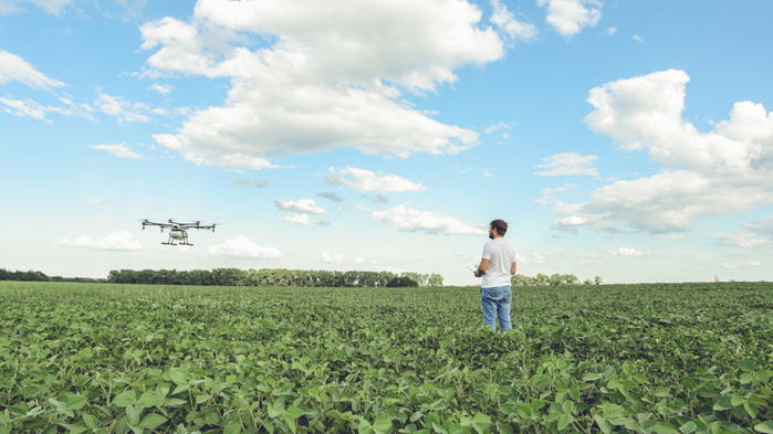 Lantbrukare använder drönare på sitt fält