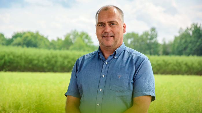 Ko och hund tittar på varandra