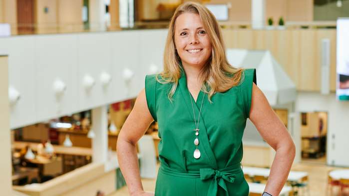 Ko och hund tittar på varandra