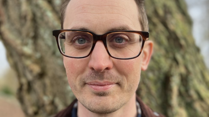 Ko och hund tittar på varandra