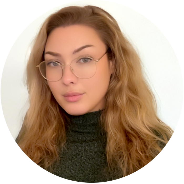 Ung kvinna med långt hår.