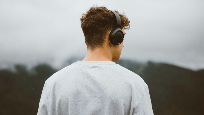Man med hörlurar